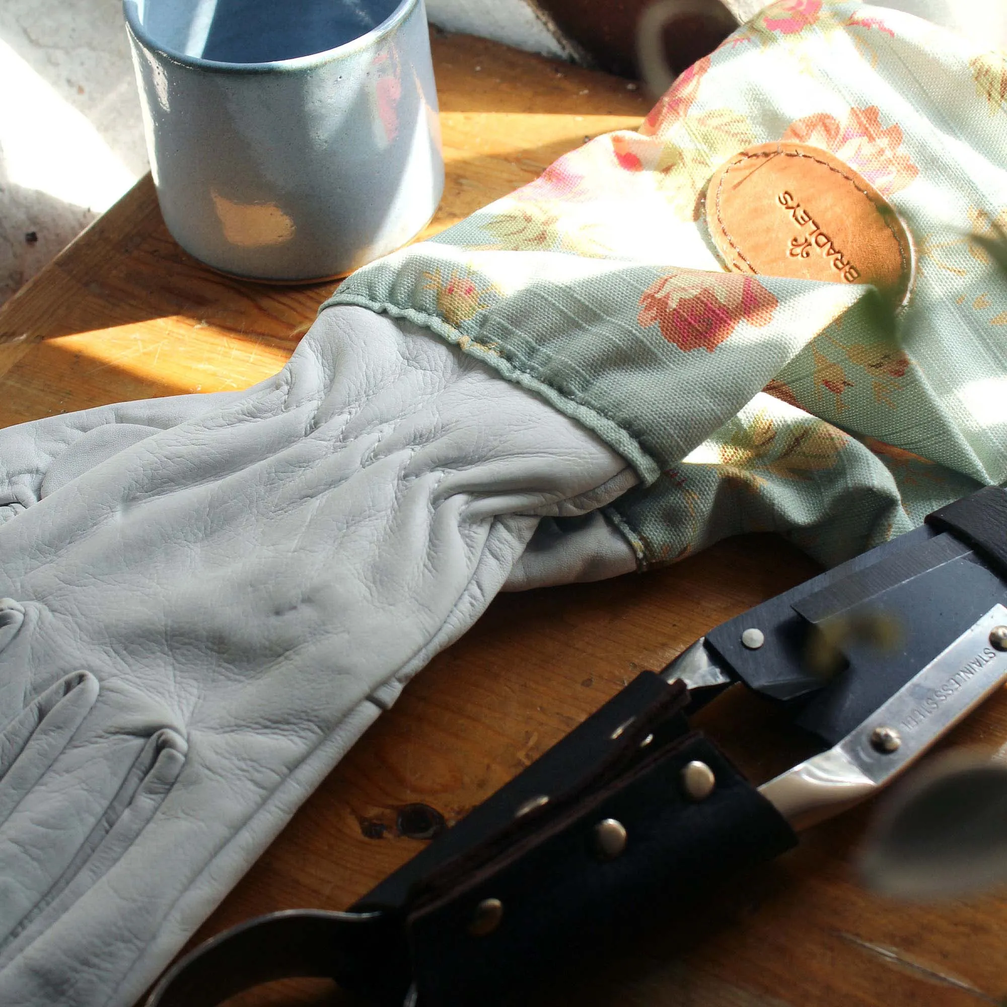 Bradley's Tannery Blue Floral English Leather & Linen Gardening Gloves – Small