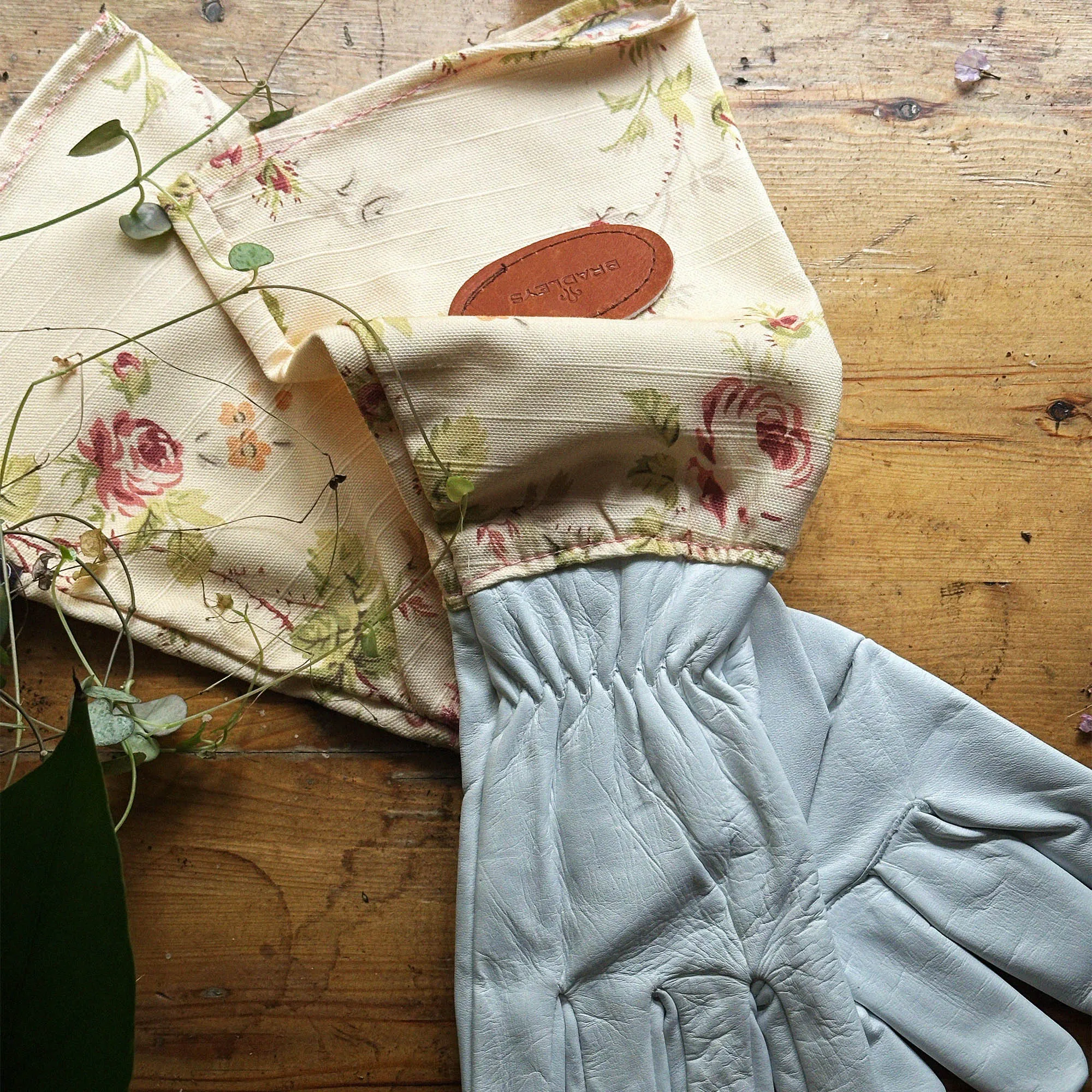 Bradley's Tannery Pink Floral English Leather & Linen Gardening Gloves – Small
