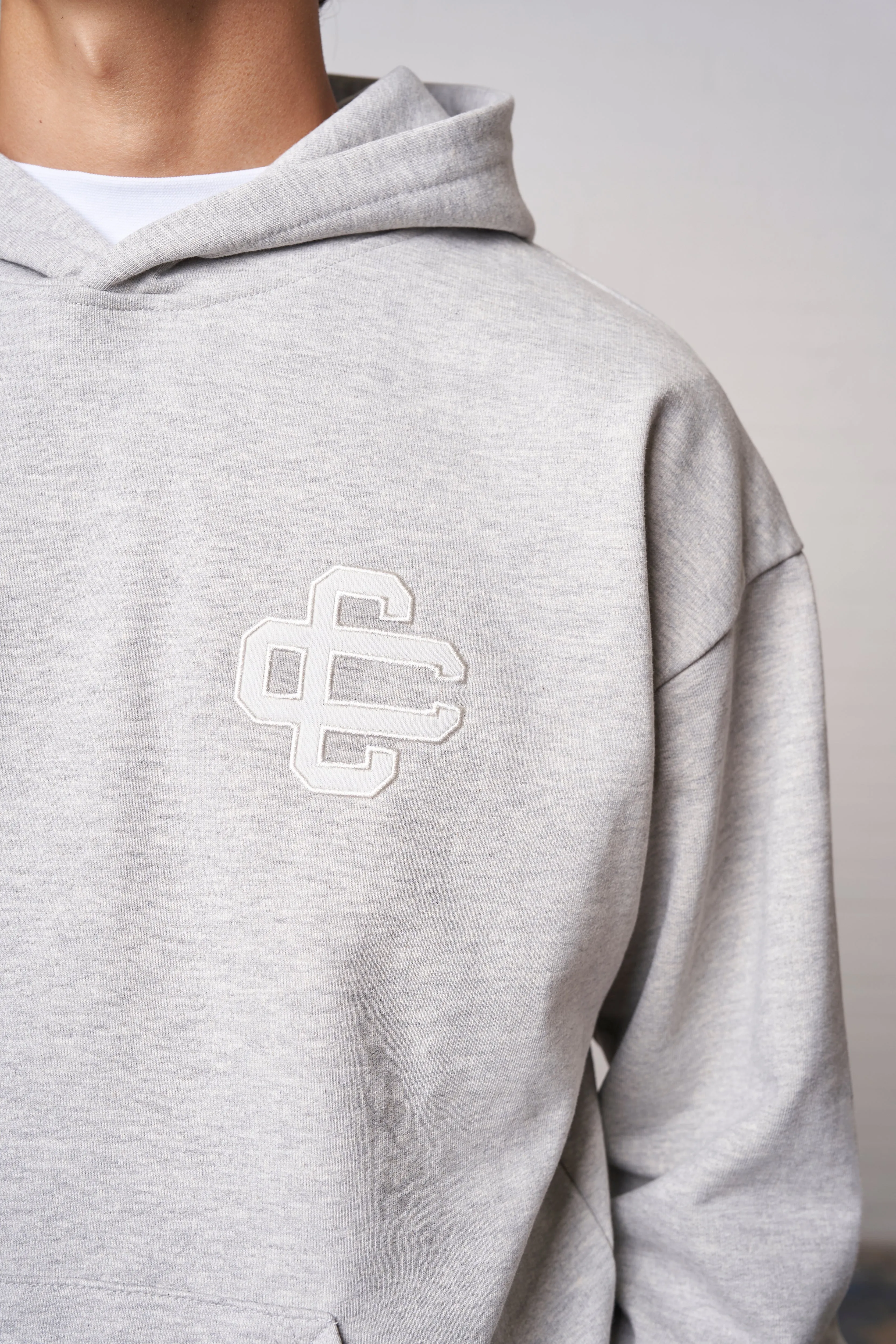 HEAVYWEIGHT APPLIQUE EMBLEM HOODIE - GREY MARL