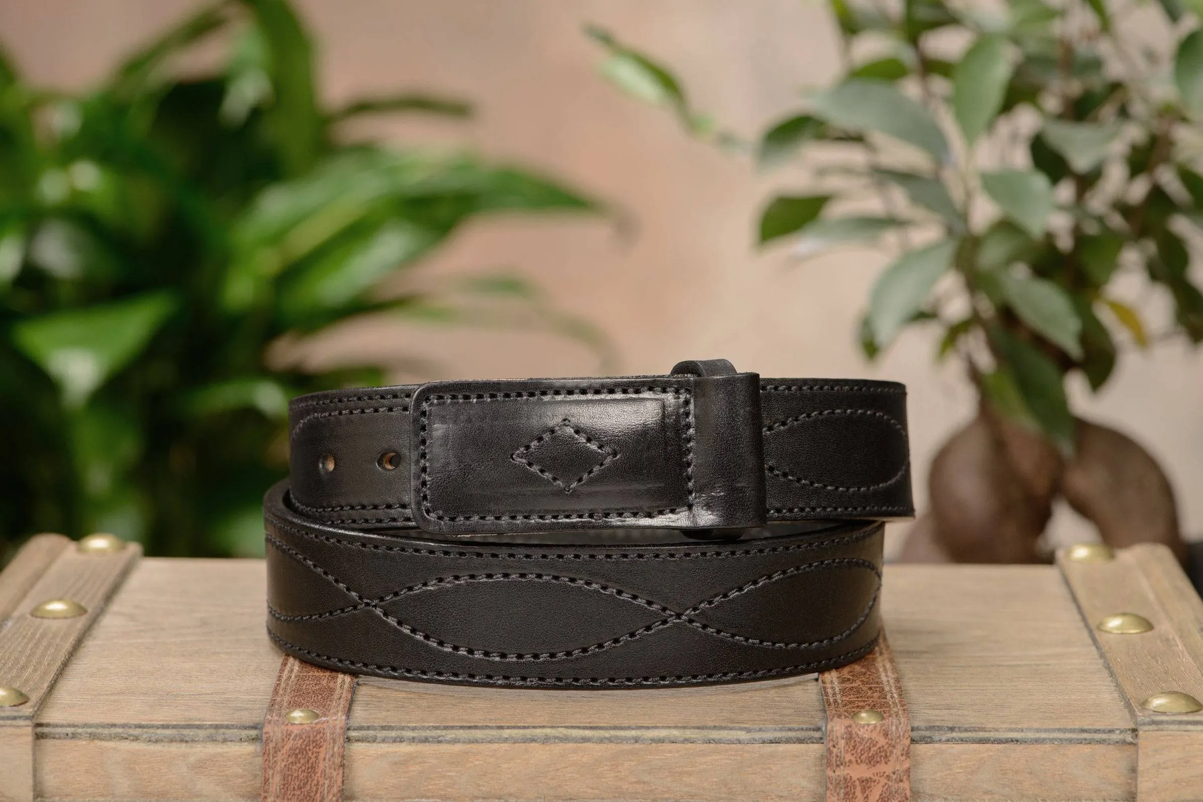 The Pit Boss: Black Figure 8 Black Stitched Buckle-less Ball Hook 1.50"