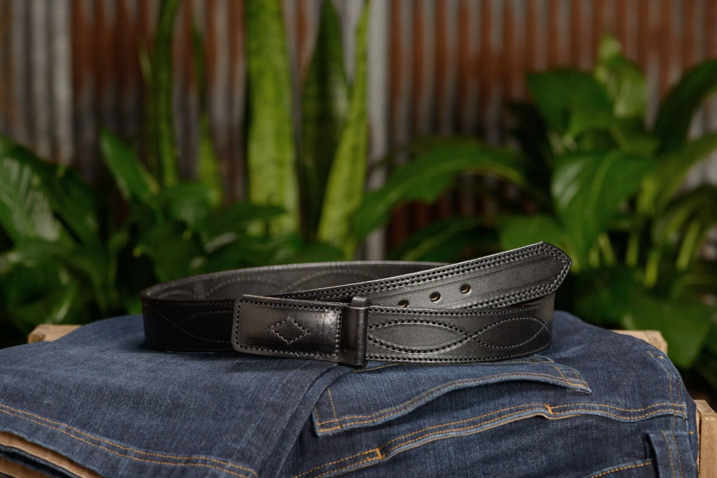 The Pit Boss: Black Figure 8 Black Stitched Buckle-less Ball Hook 1.50"