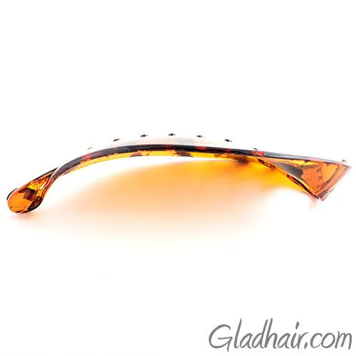 Tort Banana Clip with an Upturned Hinge