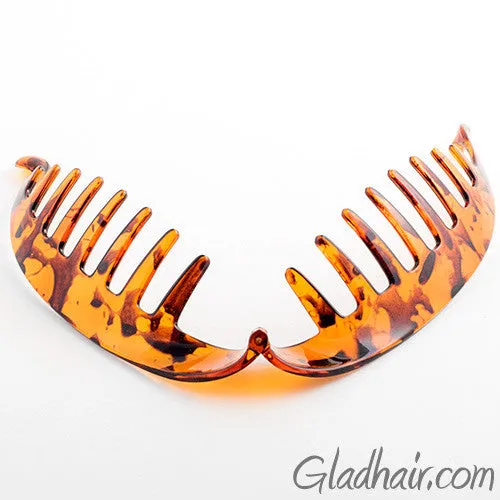 Tort Banana Clip with an Upturned Hinge