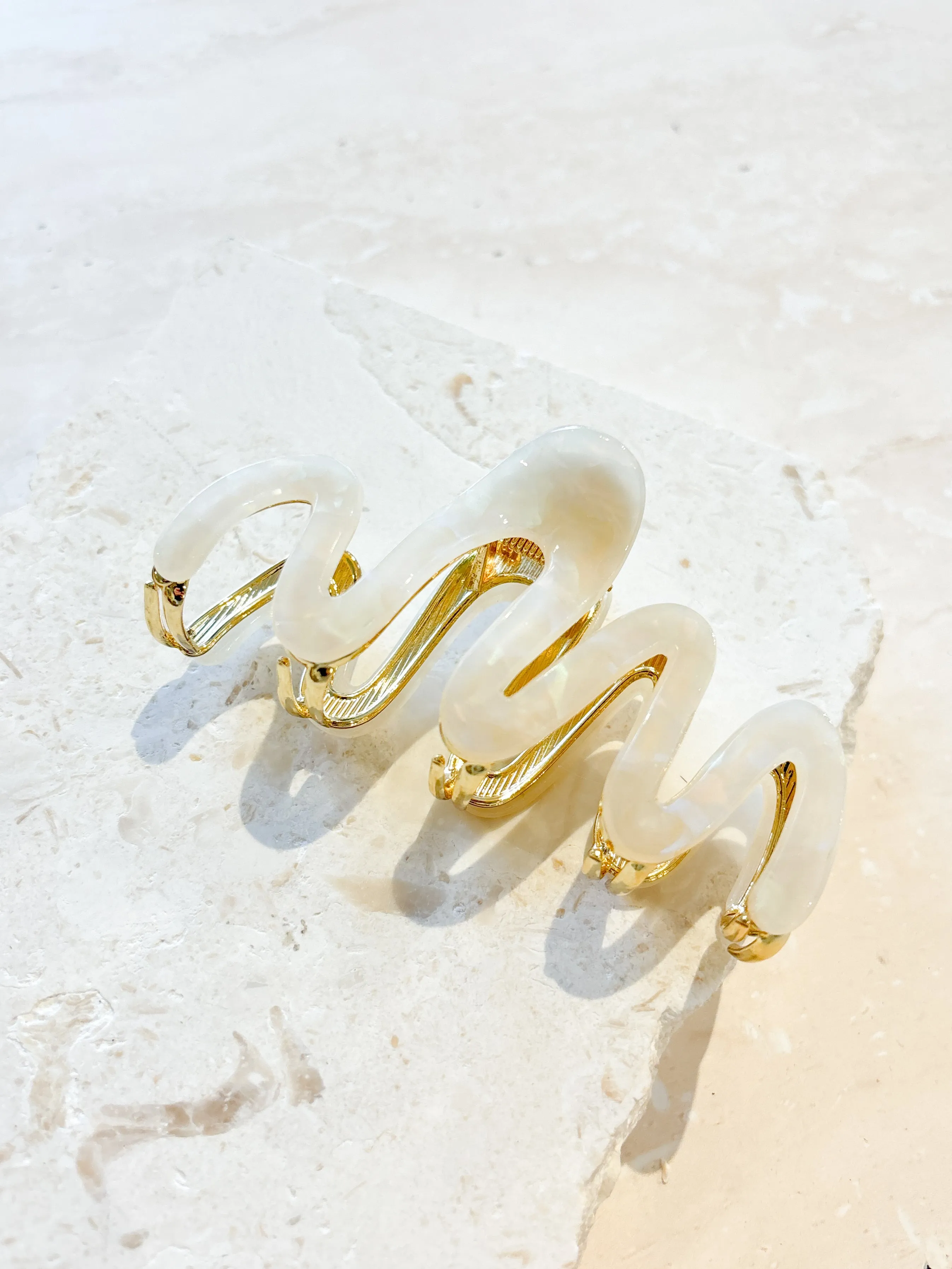 Wave Acrylic Metal Claw Clip in Blue
